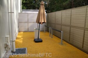 喫煙所には屋根は無いが、パラソルが設置さていて、雨除けにはなりそう。