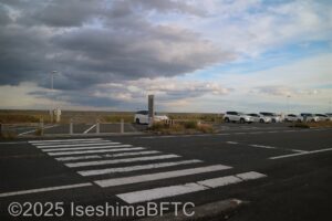 第2駐車場から六華苑側に渡る横断歩道のようす。
