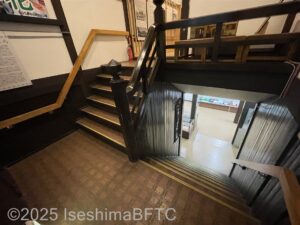 資料館2階への階段。壁に手すりが付いている。