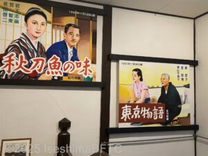 階段途中の壁に掲げられた、昔の映画の看板。小津安二郎監督の名作「秋刀魚の味」と「東京物語」の絵看板が掲げられている。