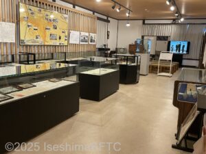2階の資料館のようす。ガラスケースの中には、小津安二郎ゆかりの品々が展示されている。