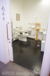 交流棟の多目的トイレ入口のようす。スライドドアになっている。