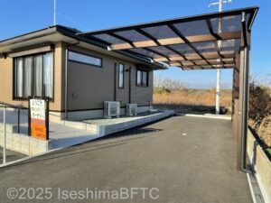 屋根付きの駐車スペース