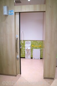 ベビースターダイニング奥女子共用トイレ内車いす対応トイレの入口のようす。