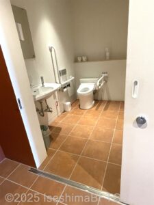 右側トイレ入口
