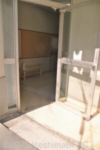 バリアフリー入口のドアを開けたところ