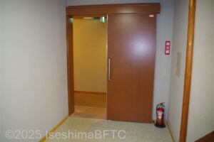 バリアフリー入口から館内廊下への入口