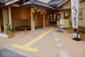 駐車場から建物までの経路。黄色の誘導ブロックが敷かれている。