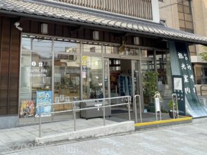 建物入口と段差解消のための常設スロープのようす。