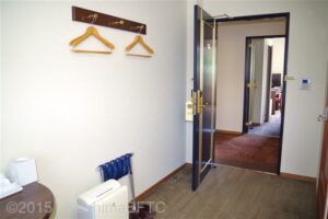 室内から入口ドア方向を見たところ