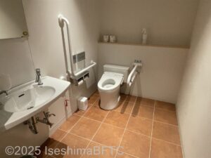 右側トイレ内部
