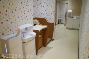 授乳室の室内のようす。オムツ交換代が置かれている。