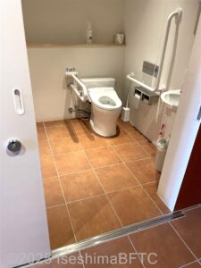 左側トイレ入口