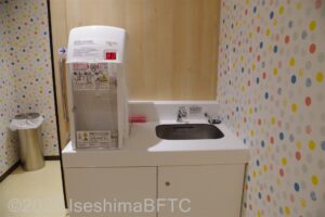 流しとお湯がでる給湯器が置かれている。