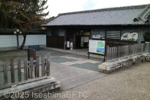 長屋門のようす。
古い家屋の立派な門構えになっている。