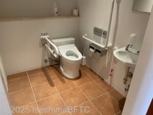 左側トイレ内部