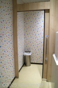 奥には個室の授乳室がある。ドアはスライドドア。