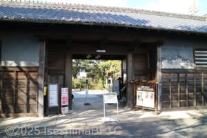 門のようす。上には瓦屋根が付いていて、立派な構え。
