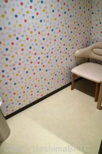 授乳室の室内のようす。背もたれのある一人掛けのイスが置かれている。