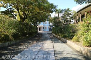 門を抜けて、建物までのアプローチは石畳になっている。
