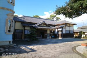 和館側にある玄関のようす。日本家屋の立派な構え。