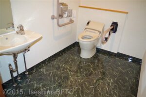 トイレ内部のようす　内部のようす　入口からみて左手奥に便器がたて置きにあり