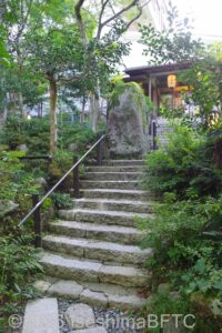 建物への階段
