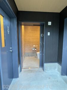キャンプ広場　車いすトイレ入口