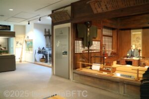2階の展示コーナー。さまざまな場面が実物大で再現されている。