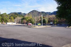 駐車場内のようす。路面はアスファルトで広々としている。
