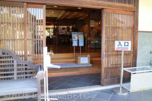 玄関のようす。敷居の前後に4センチの段差あり。
