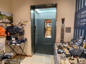 エレベーターの扉が開いているの写真。エレベーターは1基ある。