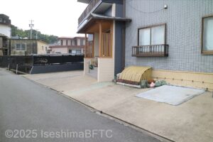 建物前駐車場