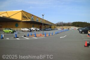一般の人が停める駐車場。場所はおやつタウンの建物の通りを挟んだ向かい側の坂の上にある。