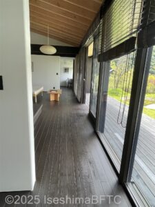 ヴィラ4　廊下からリビングへ