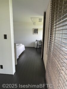 ヴィラ4　リビングからベッドルームへの入口