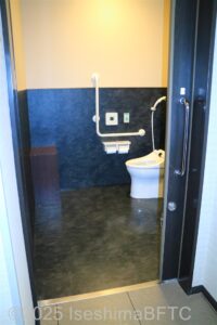 車いす対応トイレ入口