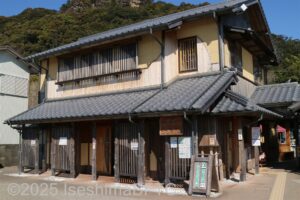 駐車場前にある公衆トイレの外観