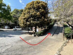 駐車場から記念館への坂道のようす。駐車場の右側に上り坂が続いている。