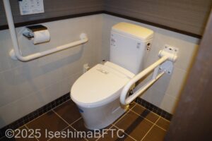 「林泉閣」車いす対応トイレ　便器回り