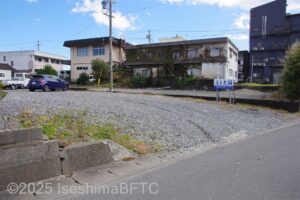 建物裏の駐車場