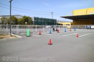 一般駐車場入口付近のおもいやり駐車場のようす。