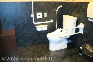 車いす対応トイレ内部