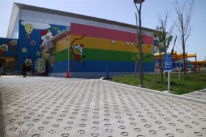 おやつタウンの建物の前にあるおもいやり駐車場への入口のようす。
