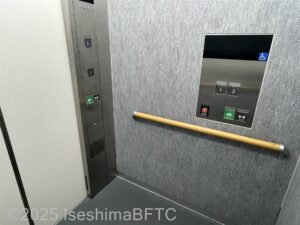エレベーター内の低い位置に設置された操作パネルのようす。