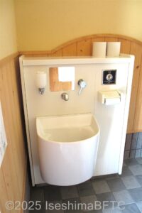 車いす対応トイレ内にあるオストメイトのようす。