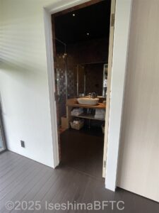 ヴィラ4　洗面脱衣室入口