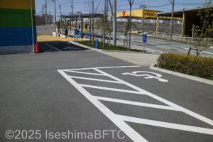 おやつタウンの建物の前にあるおもいやり駐車場は2台分あるが、一般の駐車スペースは無い。