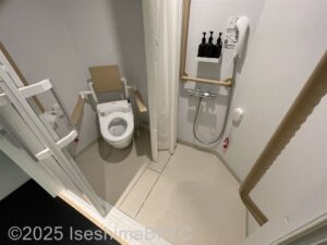 ユニバーサルルーム　トイレとシャワールーム