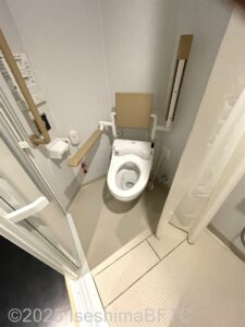 ユニバーサルルーム　トイレを上から見たところ